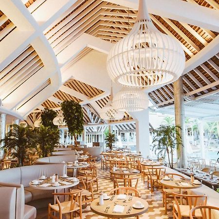 Lux* Grand Gaube Resort & Villas Exteriér fotografie The interior of the restaurant