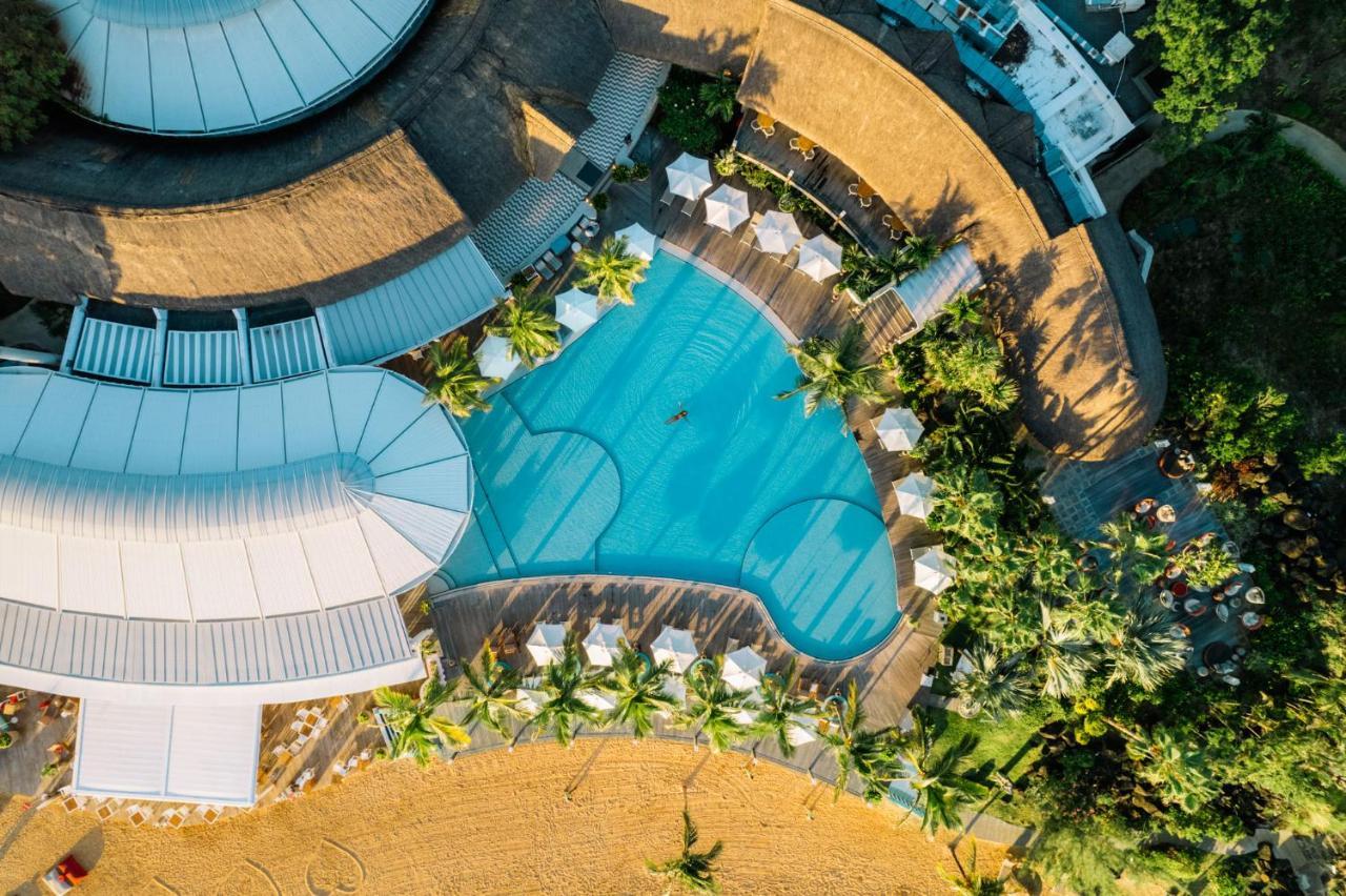 Lux* Grand Gaube Resort & Villas Exteriér fotografie Aerial view of the pool