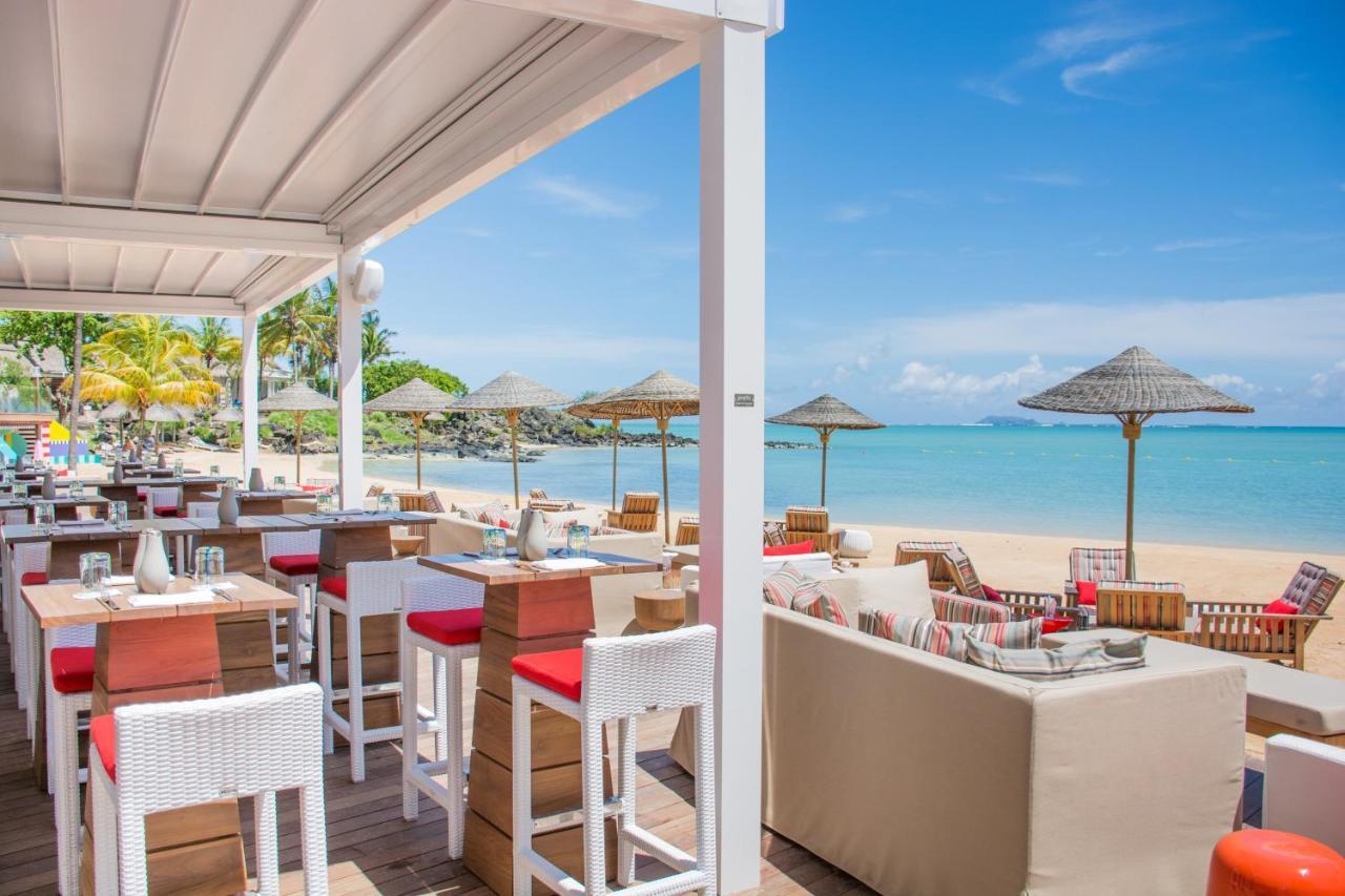 Lux* Grand Gaube Resort & Villas Exteriér fotografie Beachfront dining at the resort