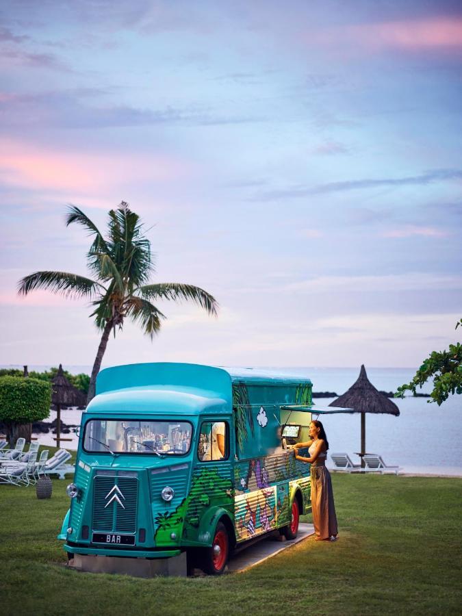 Lux* Grand Gaube Resort & Villas Exteriér fotografie A food truck in Bali, Indonesia