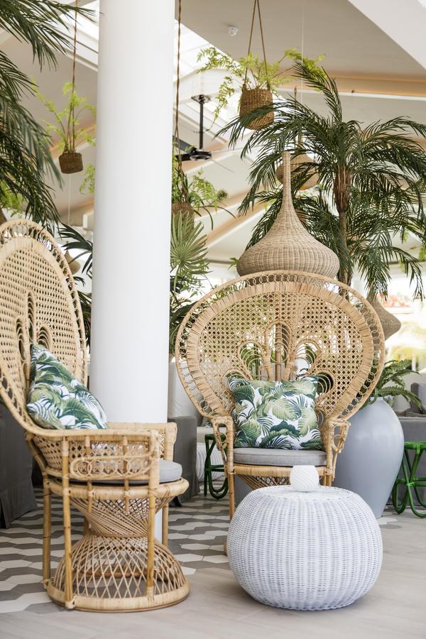 Lux* Grand Gaube Resort & Villas Exteriér fotografie A pair of peacock chairs