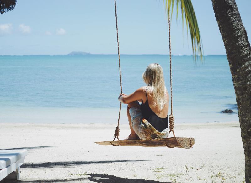 Lux* Grand Gaube Resort & Villas Exteriér fotografie A woman on a swing