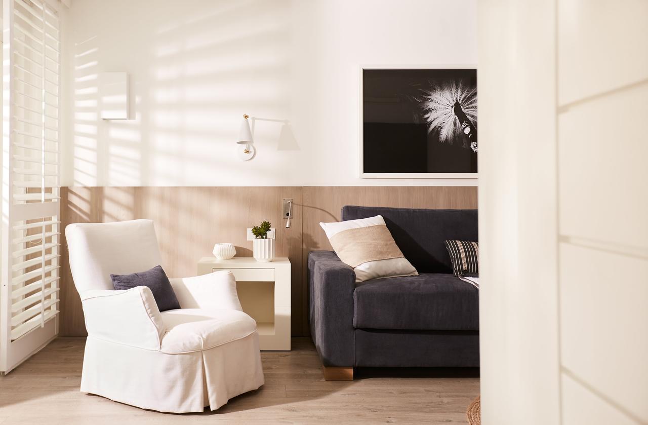 Lux* Grand Gaube Resort & Villas Exteriér fotografie A living room with a white armchair and a blue sofa