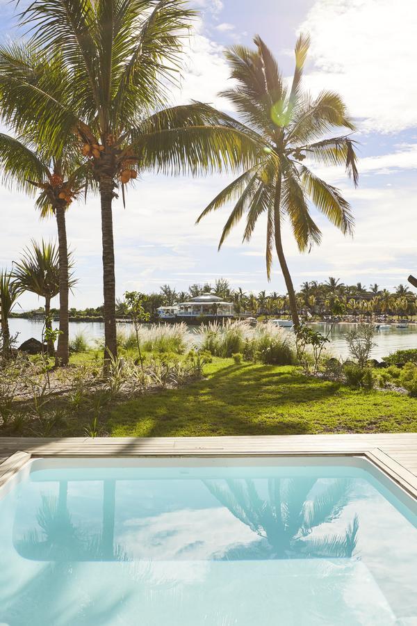Lux* Grand Gaube Resort & Villas Exteriér fotografie View of the lagoon from the hotel