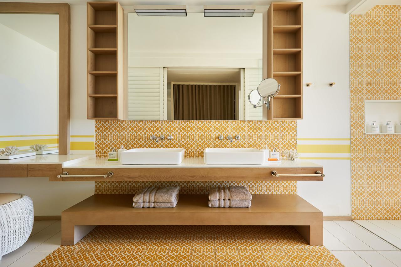 Lux* Grand Gaube Resort & Villas Exteriér fotografie Bathroom with hexagonal floor tiles
