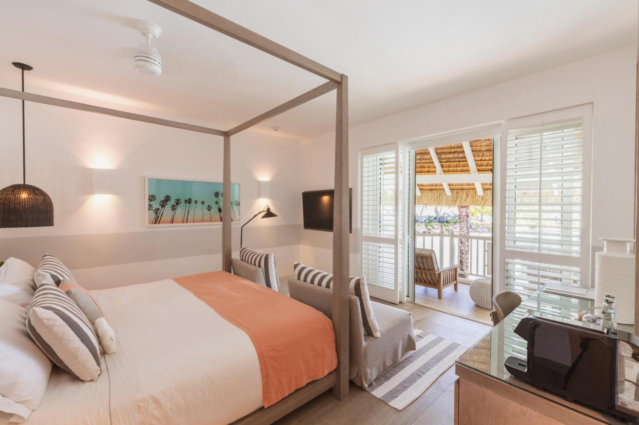 Lux* Grand Gaube Resort & Villas Exteriér fotografie A bedroom at the Shore Club